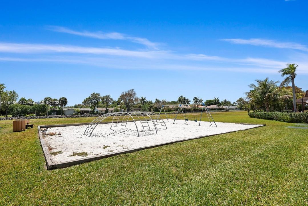 For Sale: $262,000 (1 beds, 1 baths, 710 Square Feet)