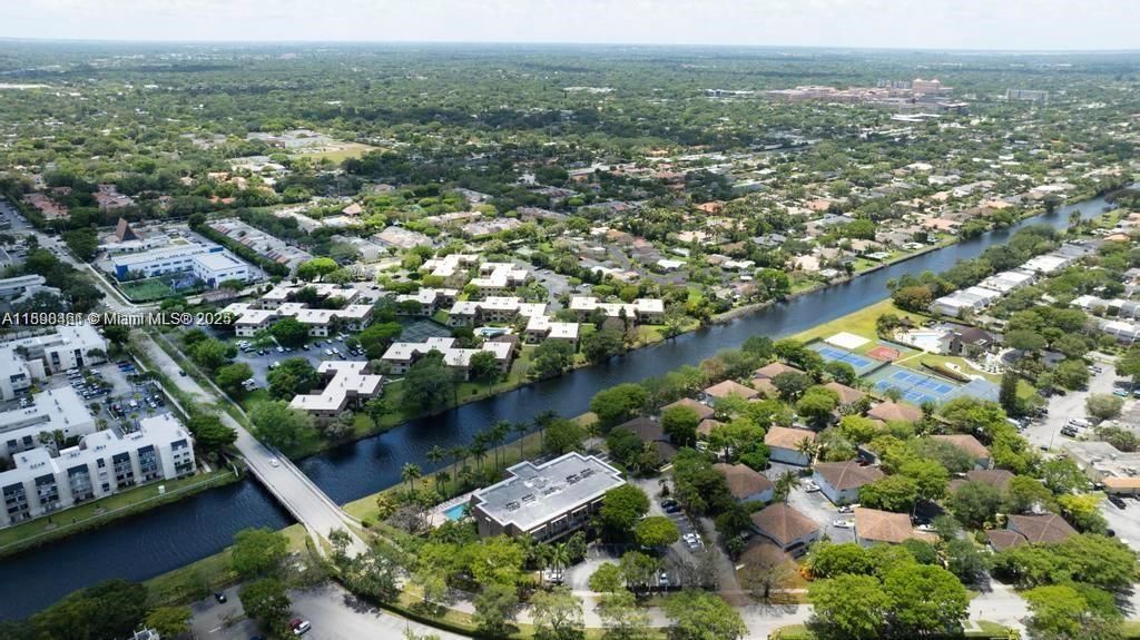 For Sale: $262,000 (1 beds, 1 baths, 710 Square Feet)