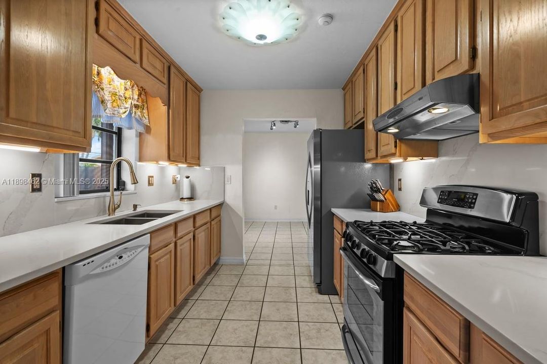 Active With Contract: $699,876 (3 beds, 2 baths, 2034 Square Feet)