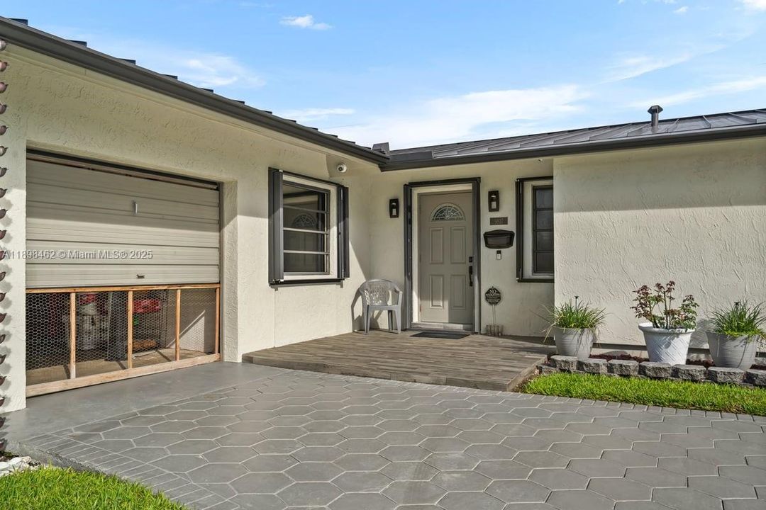 Active With Contract: $699,876 (3 beds, 2 baths, 2034 Square Feet)