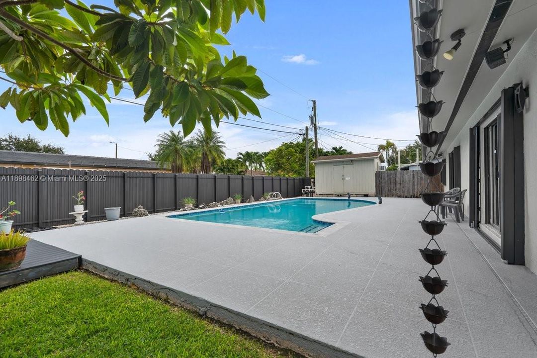 Active With Contract: $699,876 (3 beds, 2 baths, 2034 Square Feet)