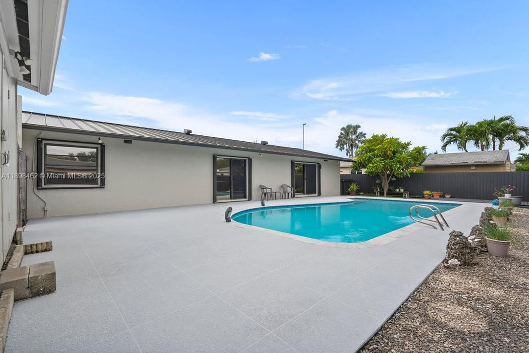Active With Contract: $699,876 (3 beds, 2 baths, 2034 Square Feet)