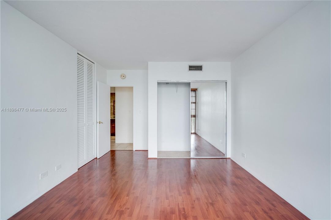 For Sale: $465,000 (1 beds, 1 baths, 1012 Square Feet)