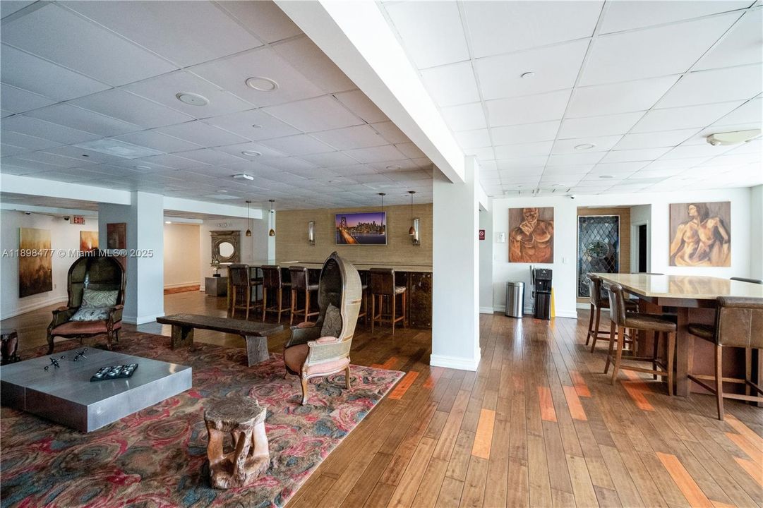 For Sale: $465,000 (1 beds, 1 baths, 1012 Square Feet)