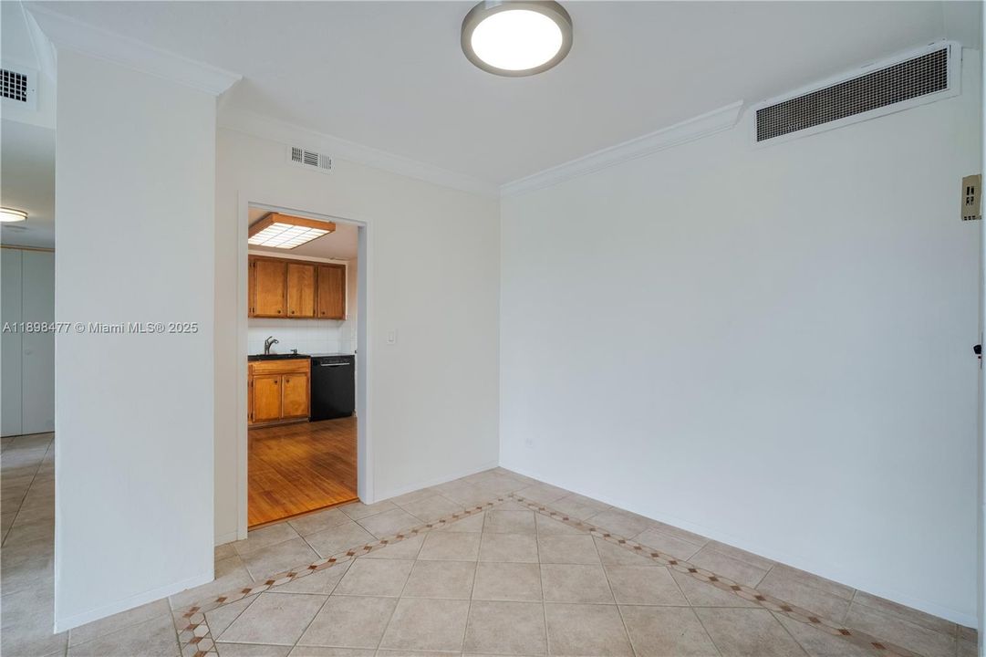 For Sale: $465,000 (1 beds, 1 baths, 1012 Square Feet)
