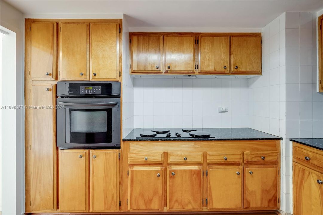 For Sale: $465,000 (1 beds, 1 baths, 1012 Square Feet)