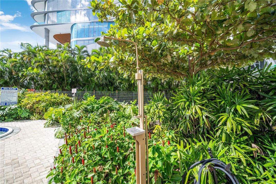 For Sale: $465,000 (1 beds, 1 baths, 1012 Square Feet)