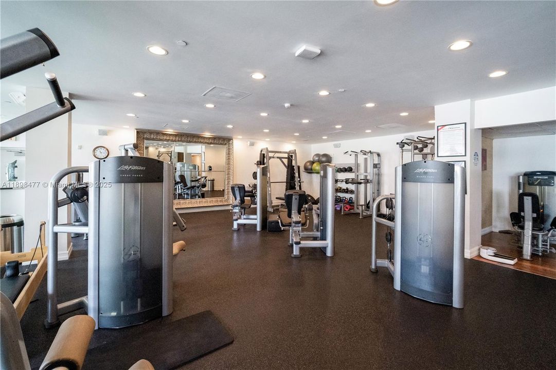 For Sale: $465,000 (1 beds, 1 baths, 1012 Square Feet)