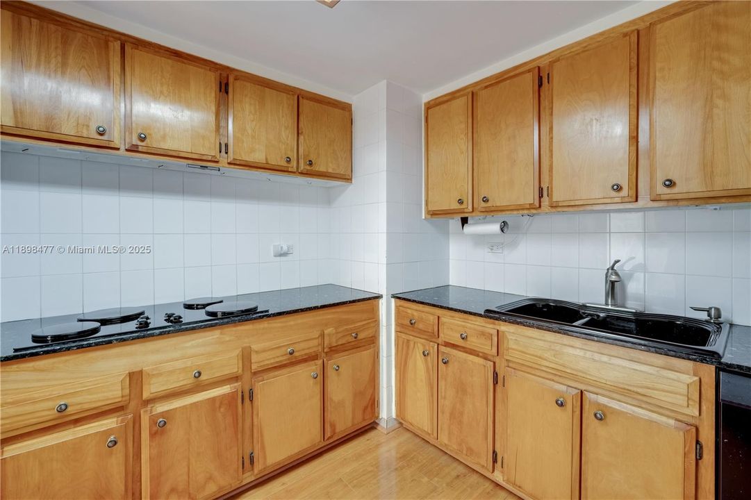 For Sale: $465,000 (1 beds, 1 baths, 1012 Square Feet)