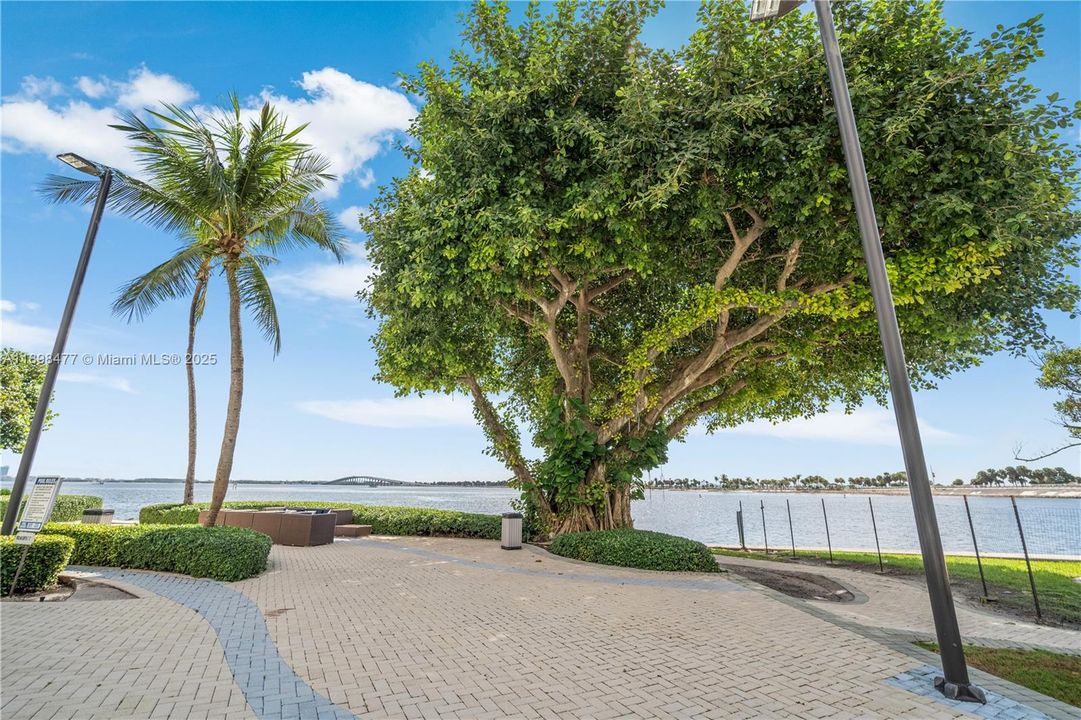 For Sale: $465,000 (1 beds, 1 baths, 1012 Square Feet)