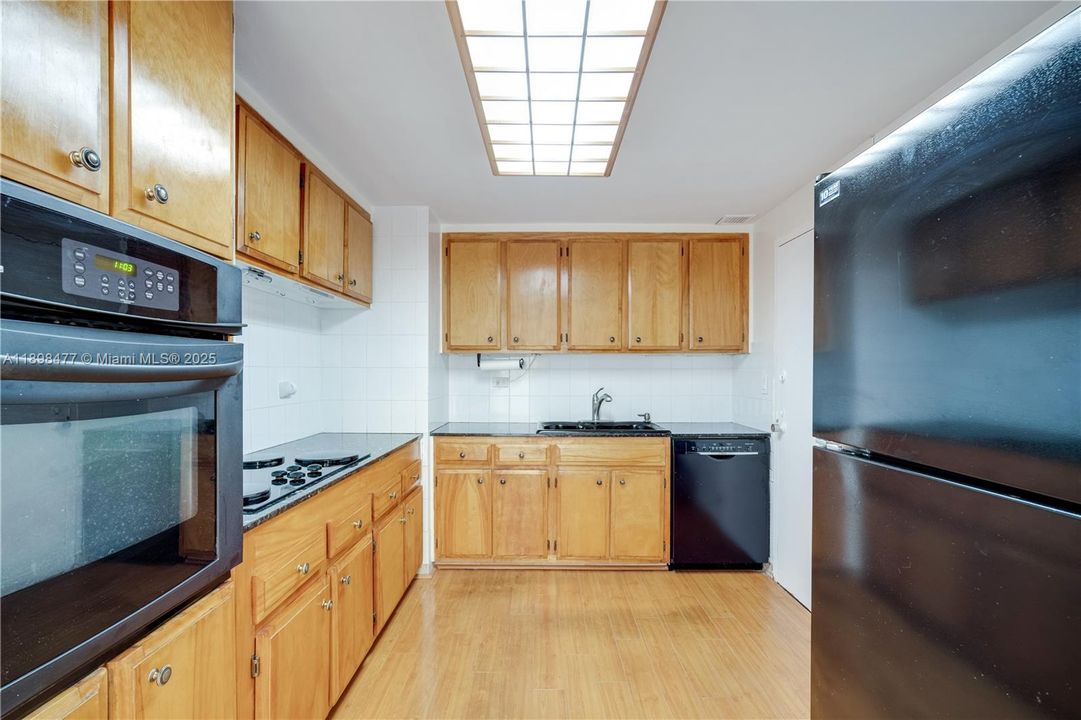 For Sale: $465,000 (1 beds, 1 baths, 1012 Square Feet)