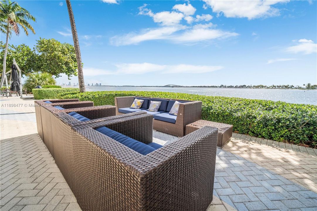 For Sale: $465,000 (1 beds, 1 baths, 1012 Square Feet)