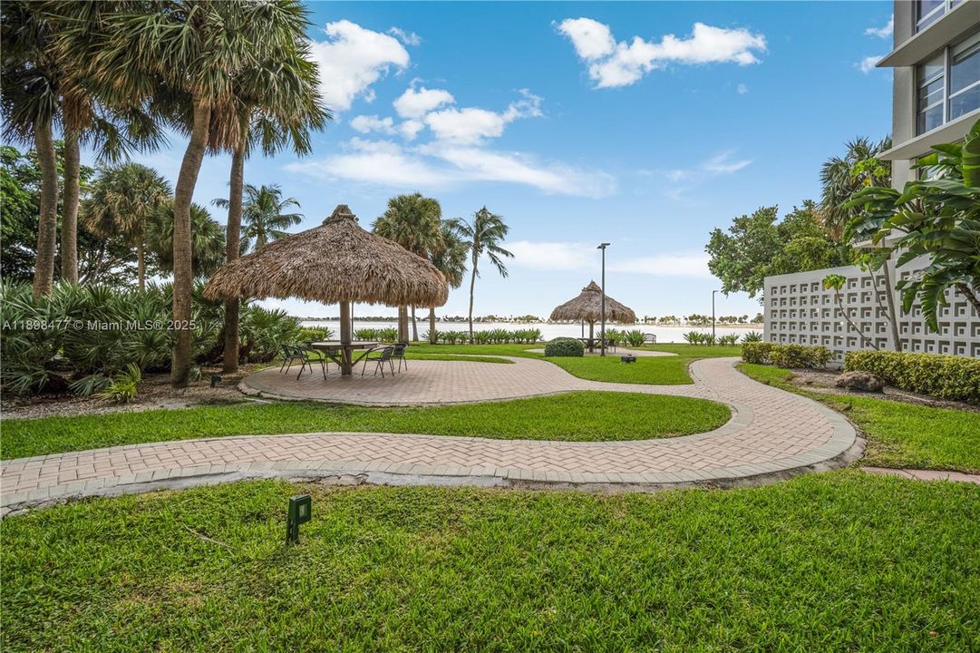 For Sale: $465,000 (1 beds, 1 baths, 1012 Square Feet)