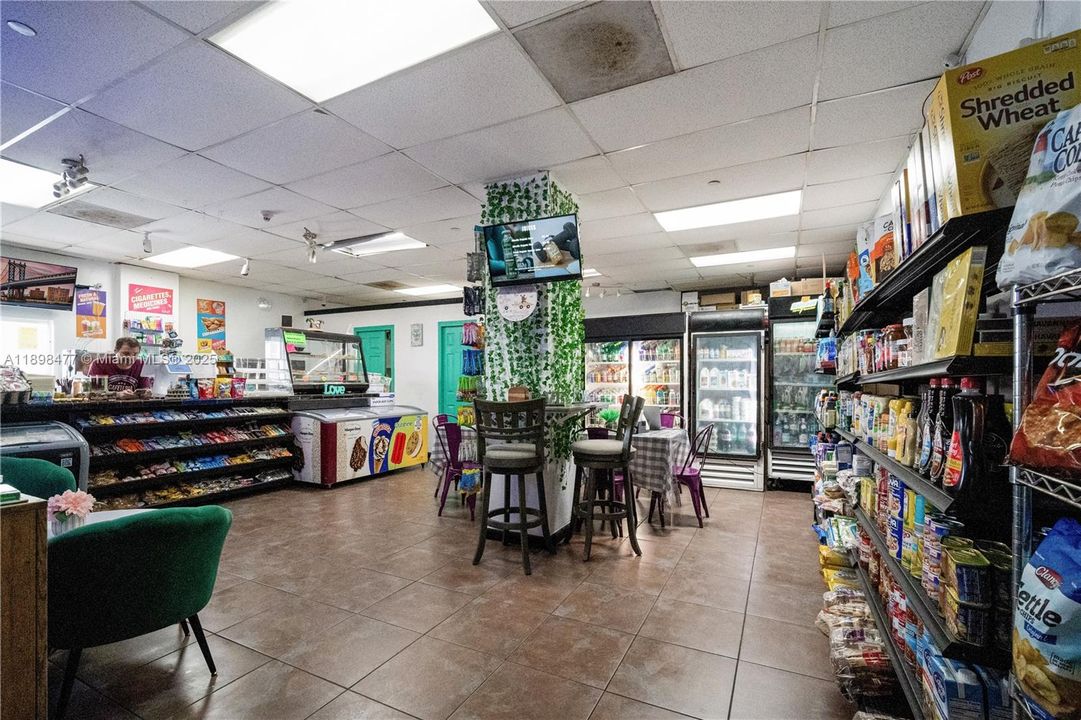 For Sale: $465,000 (1 beds, 1 baths, 1012 Square Feet)