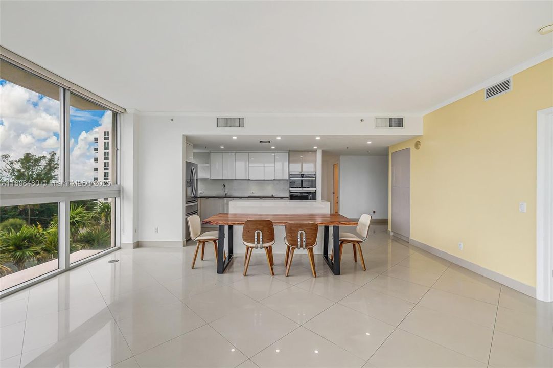 最近租的: $5,000 (3 贝兹, 2 浴室, 1712 平方英尺)