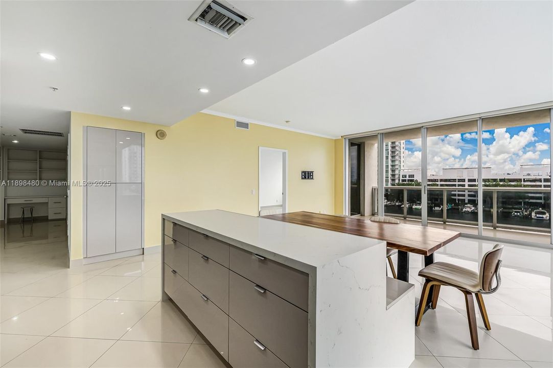 最近租的: $5,000 (3 贝兹, 2 浴室, 1712 平方英尺)