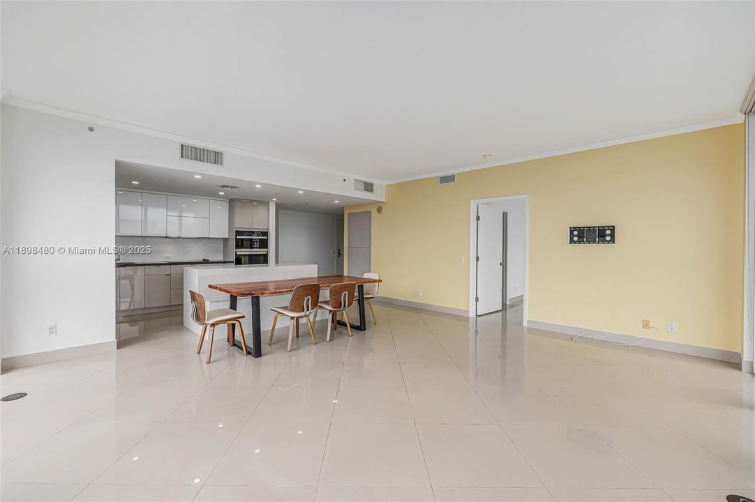 最近租的: $5,000 (3 贝兹, 2 浴室, 1712 平方英尺)