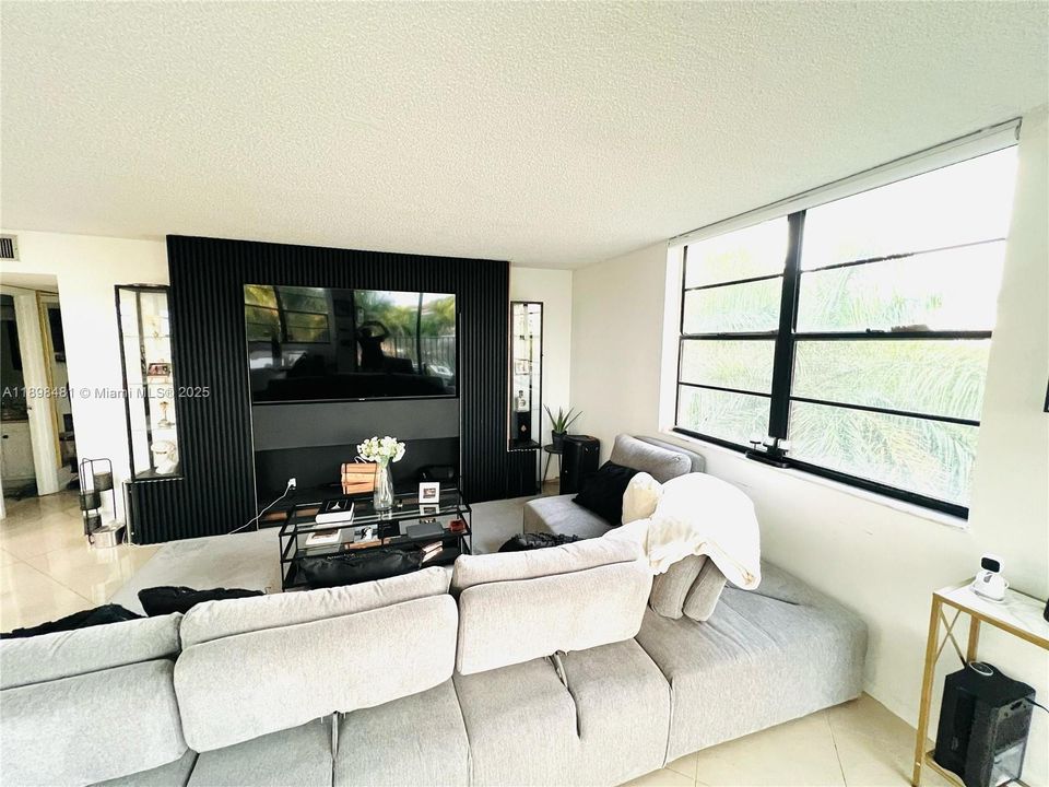 En Venta: $215,000 (2 camas, 2 baños, 1030 Pies cuadrados)