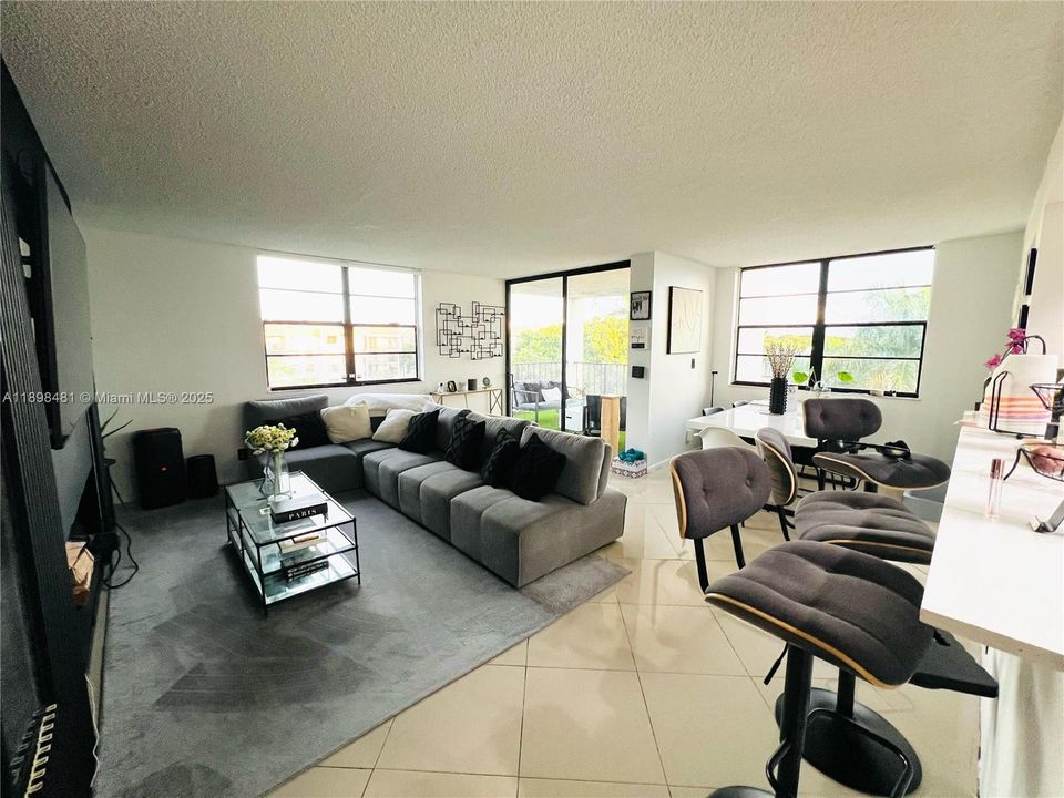 En Venta: $215,000 (2 camas, 2 baños, 1030 Pies cuadrados)