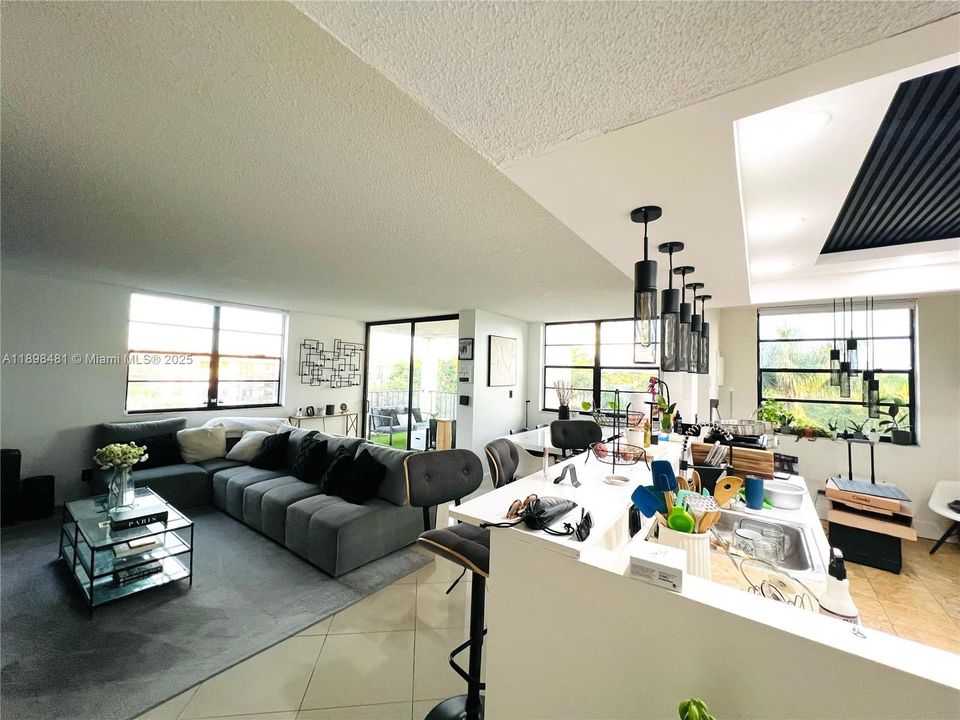 En Venta: $215,000 (2 camas, 2 baños, 1030 Pies cuadrados)