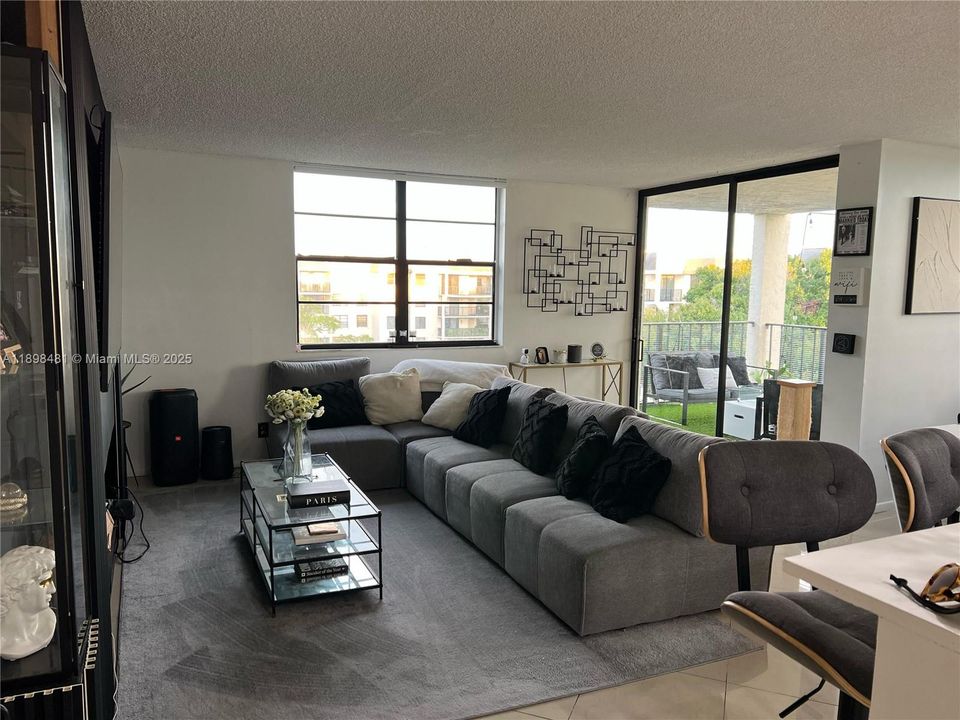 En Venta: $215,000 (2 camas, 2 baños, 1030 Pies cuadrados)