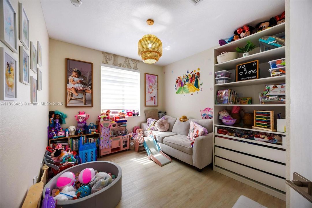 For Sale: $625,000 (3 beds, 2 baths, 1829 Square Feet)