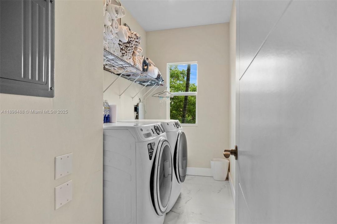 For Sale: $2,349,999 (4 beds, 3 baths, 3121 Square Feet)