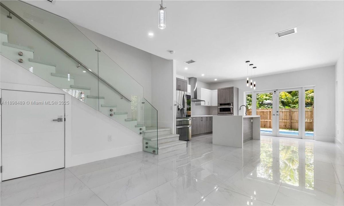 Под контрактом: $9,500 (3 спален, 3 ванн, 2112 Квадратных фут)