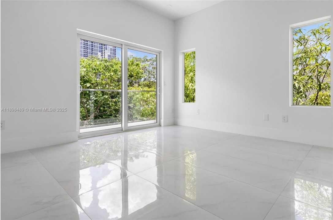 Под контрактом: $9,500 (3 спален, 3 ванн, 2112 Квадратных фут)