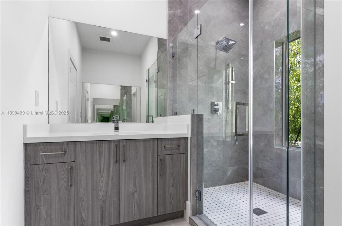 Под контрактом: $9,500 (3 спален, 3 ванн, 2112 Квадратных фут)