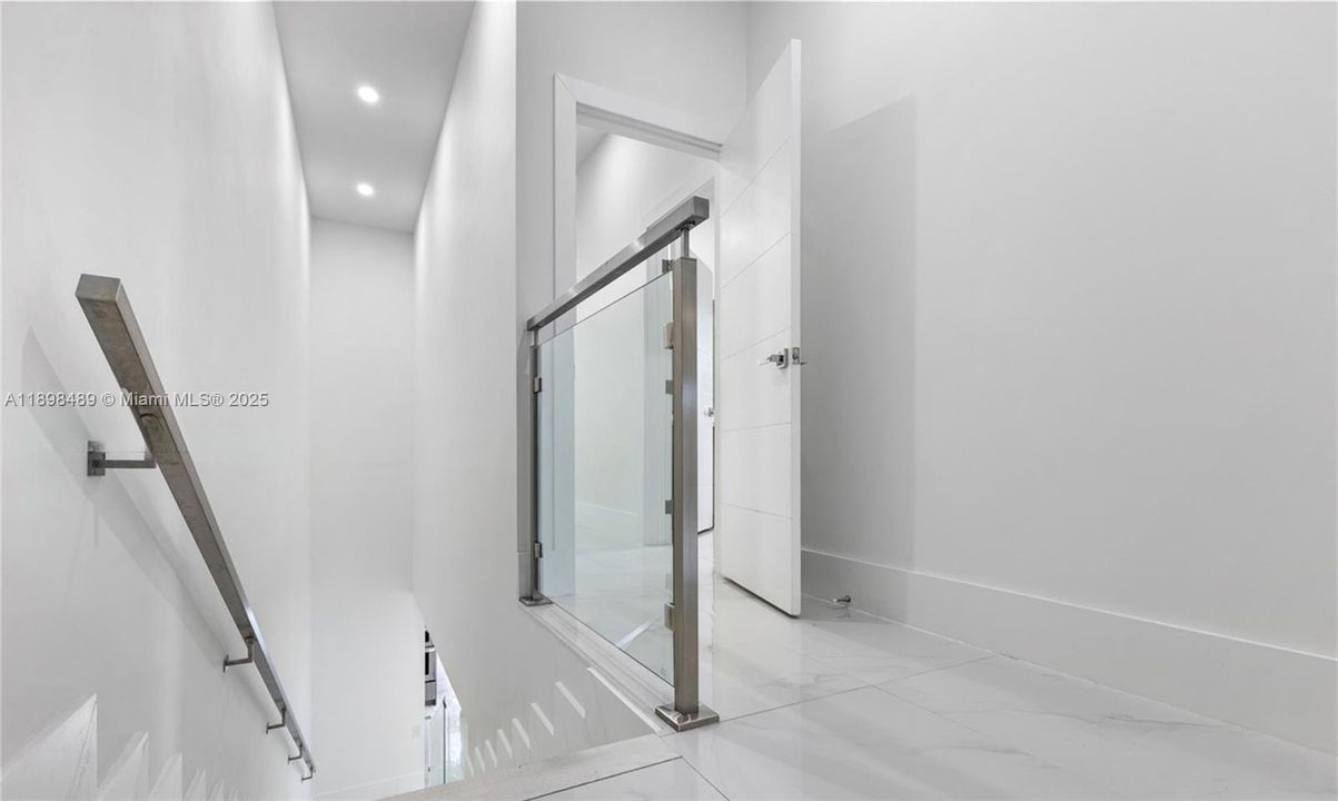 Под контрактом: $9,500 (3 спален, 3 ванн, 2112 Квадратных фут)