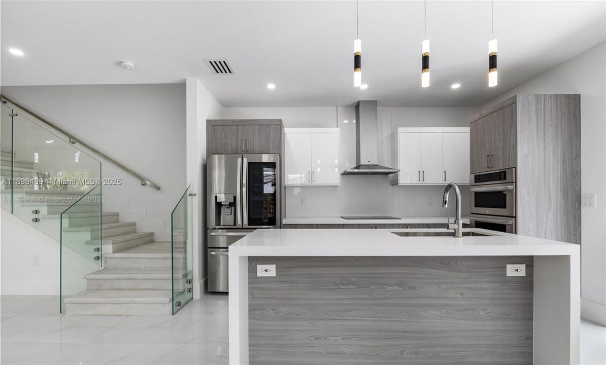 Под контрактом: $9,500 (3 спален, 3 ванн, 2112 Квадратных фут)