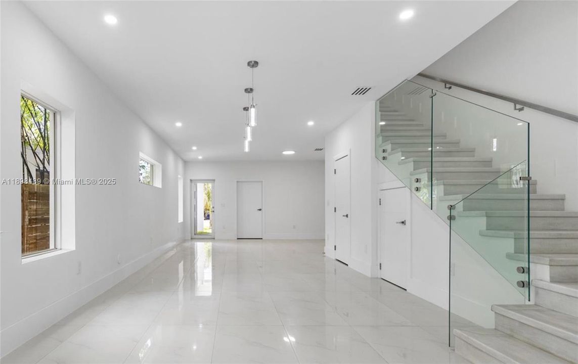 Под контрактом: $9,500 (3 спален, 3 ванн, 2112 Квадратных фут)