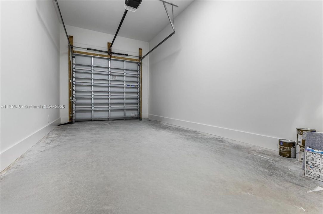 Под контрактом: $9,500 (3 спален, 3 ванн, 2112 Квадратных фут)