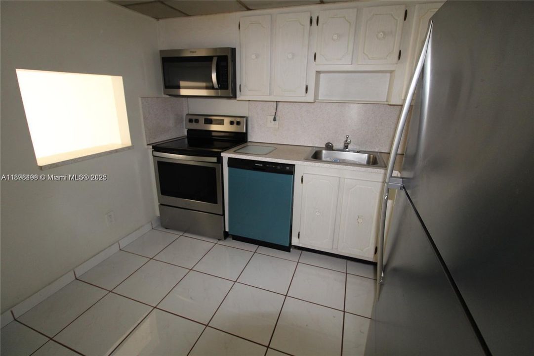 For Sale: $164,950 (1 beds, 1 baths, 740 Square Feet)