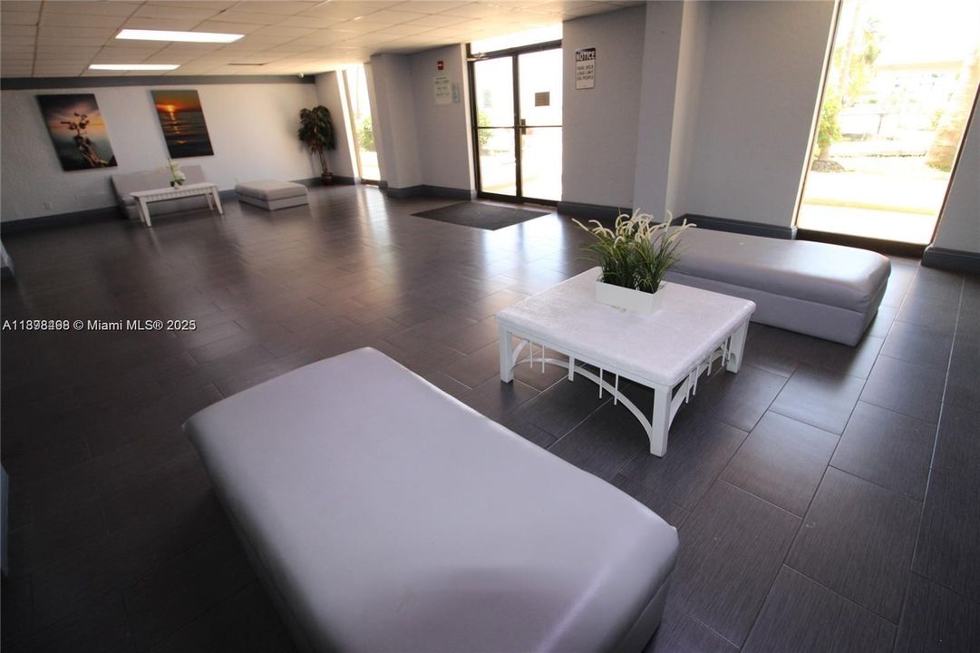 For Sale: $164,950 (1 beds, 1 baths, 740 Square Feet)