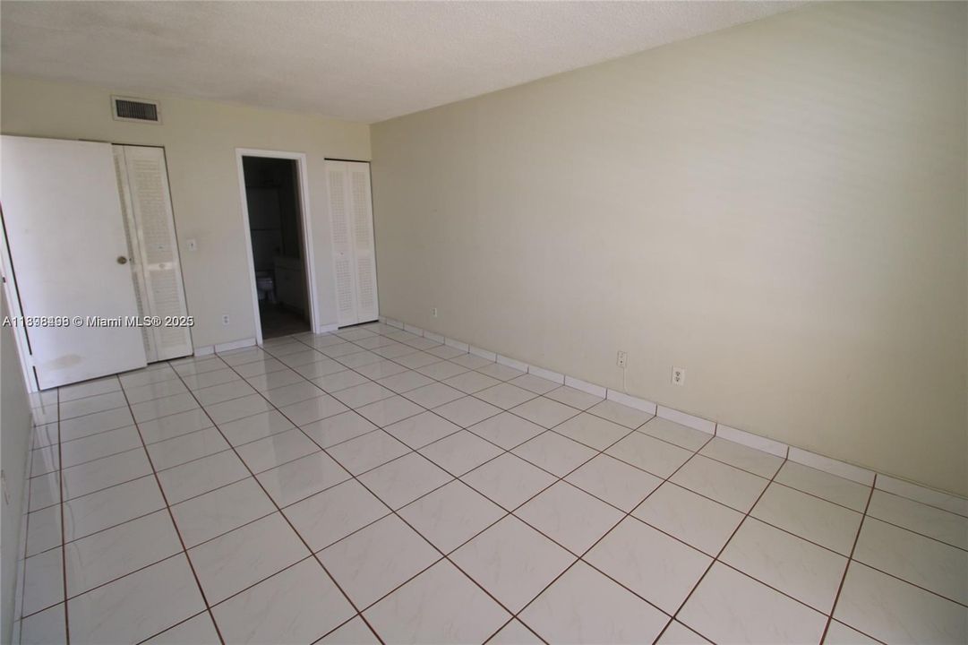 For Sale: $164,950 (1 beds, 1 baths, 740 Square Feet)