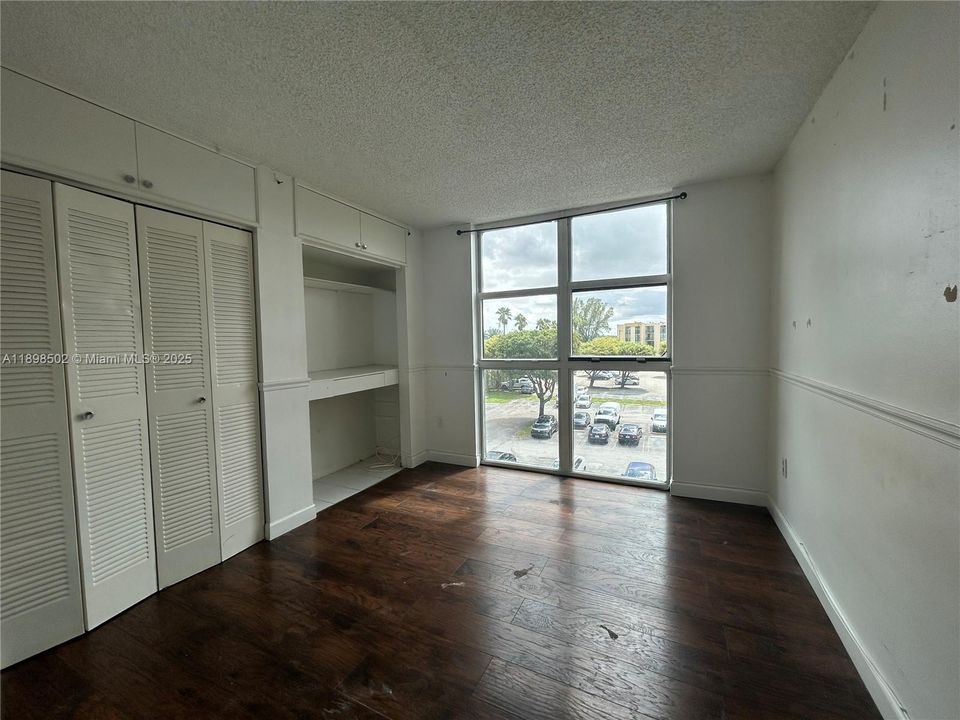 For Sale: $200,000 (2 beds, 2 baths, 898 Square Feet)