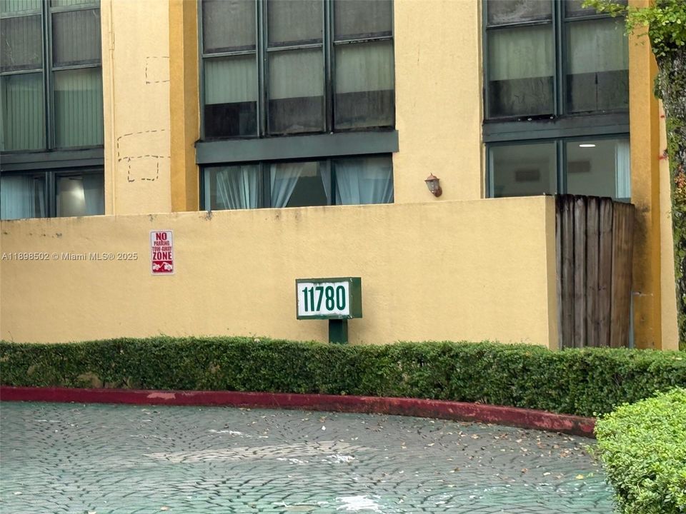 For Sale: $200,000 (2 beds, 2 baths, 898 Square Feet)