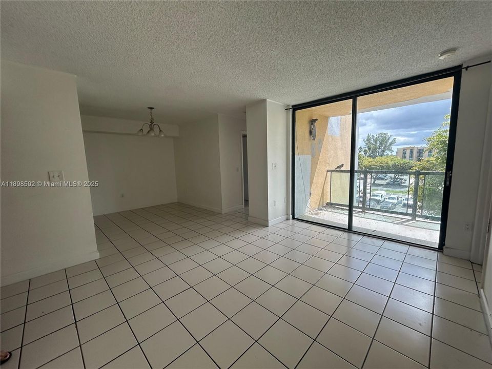 For Sale: $200,000 (2 beds, 2 baths, 898 Square Feet)