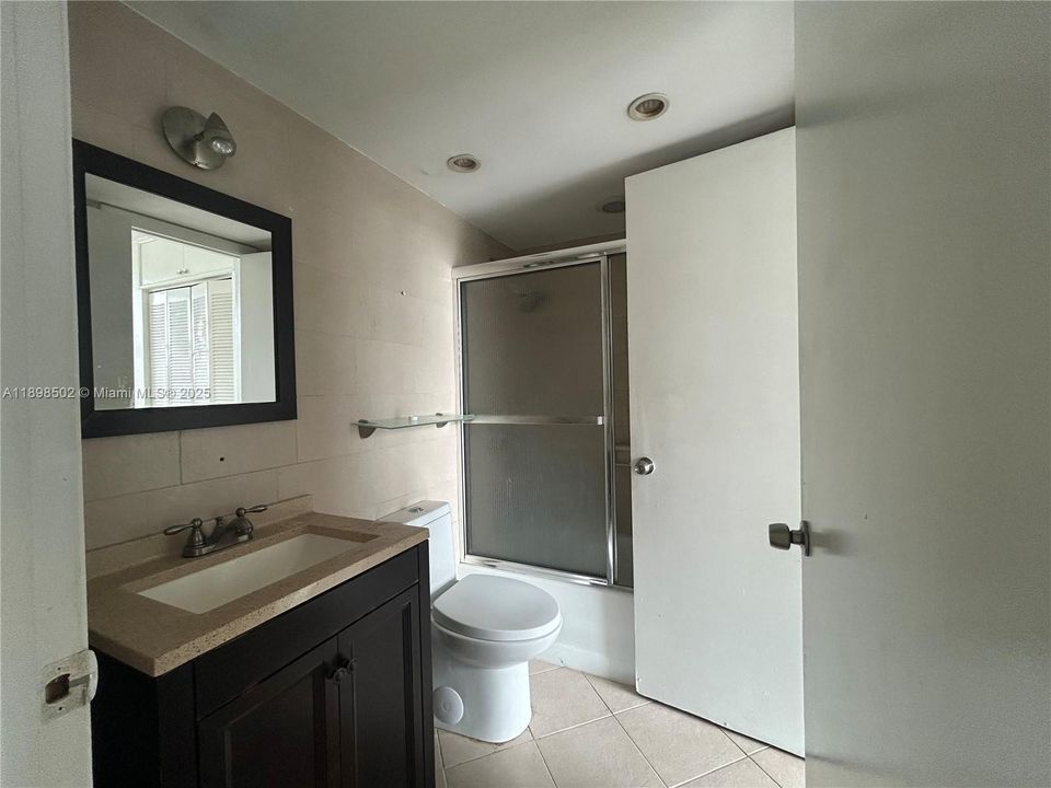 For Sale: $200,000 (2 beds, 2 baths, 898 Square Feet)