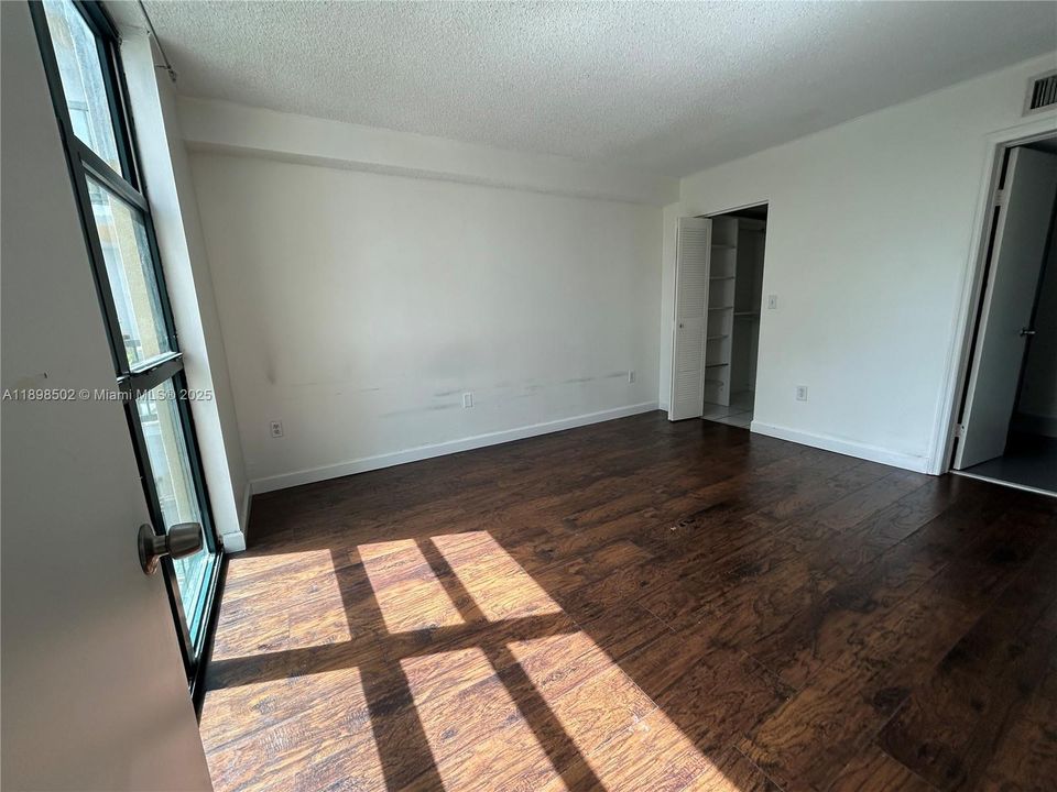 For Sale: $200,000 (2 beds, 2 baths, 898 Square Feet)