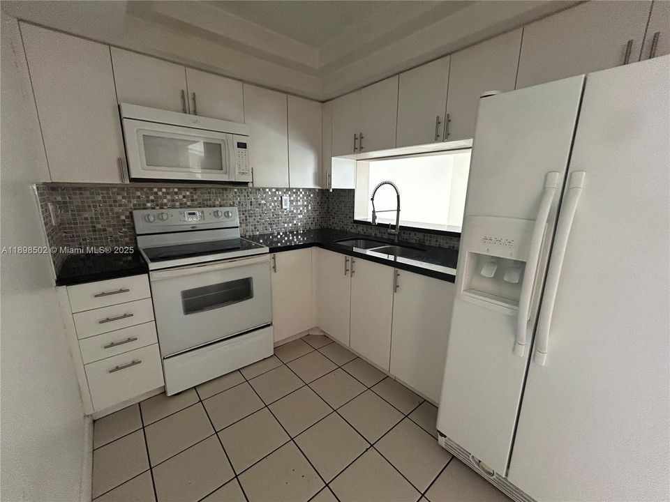 For Sale: $200,000 (2 beds, 2 baths, 898 Square Feet)