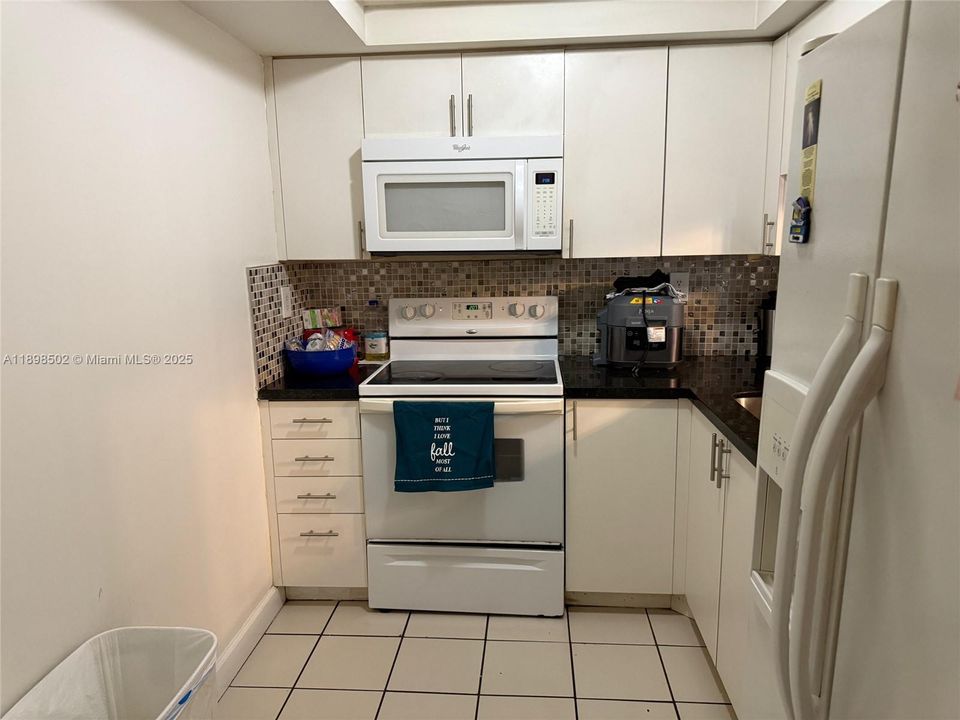 For Sale: $200,000 (2 beds, 2 baths, 898 Square Feet)