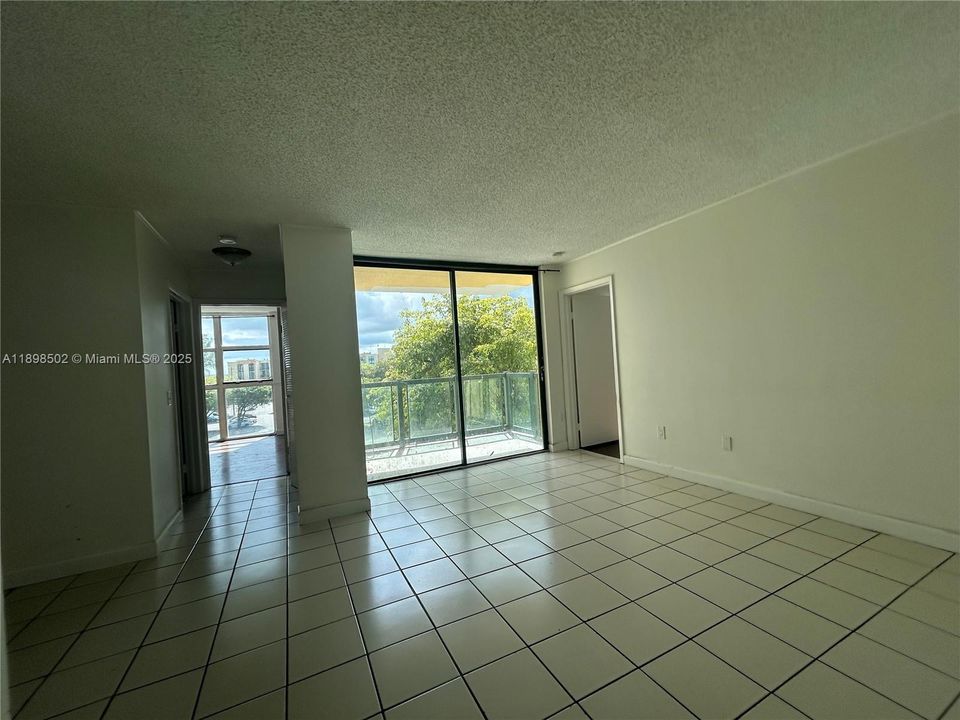 For Sale: $200,000 (2 beds, 2 baths, 898 Square Feet)