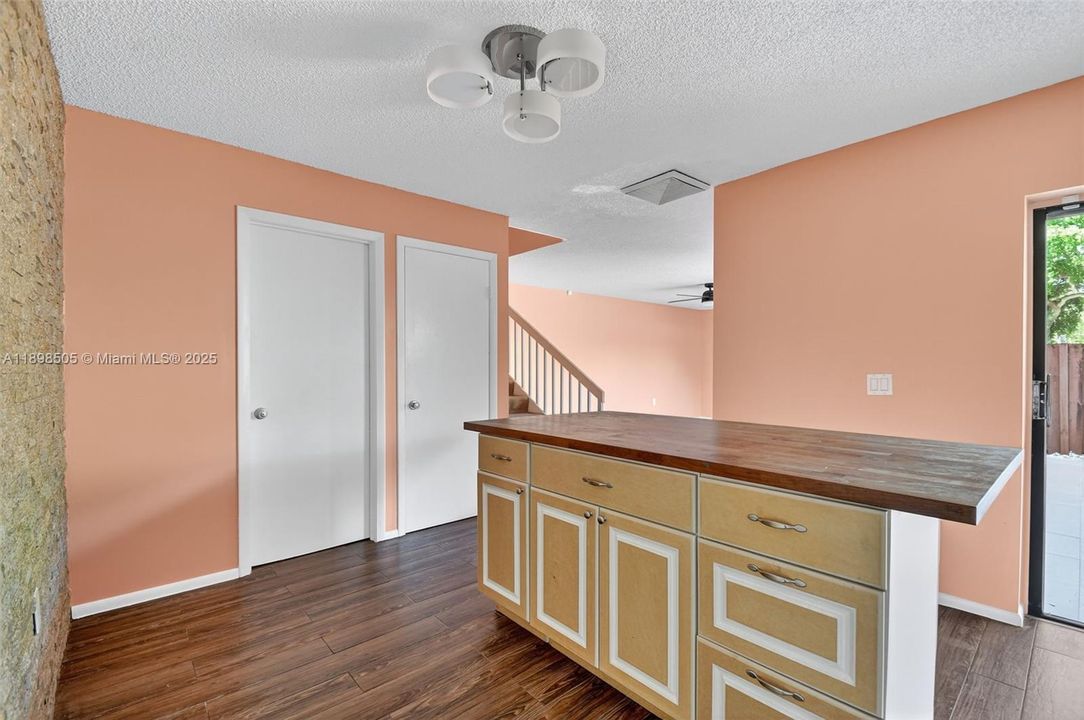 Recently Rented: $2,300 (2 beds, 2 baths, 1235 Square Feet)