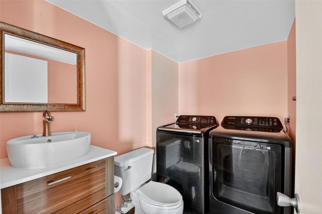 Recently Rented: $2,300 (2 beds, 2 baths, 1235 Square Feet)