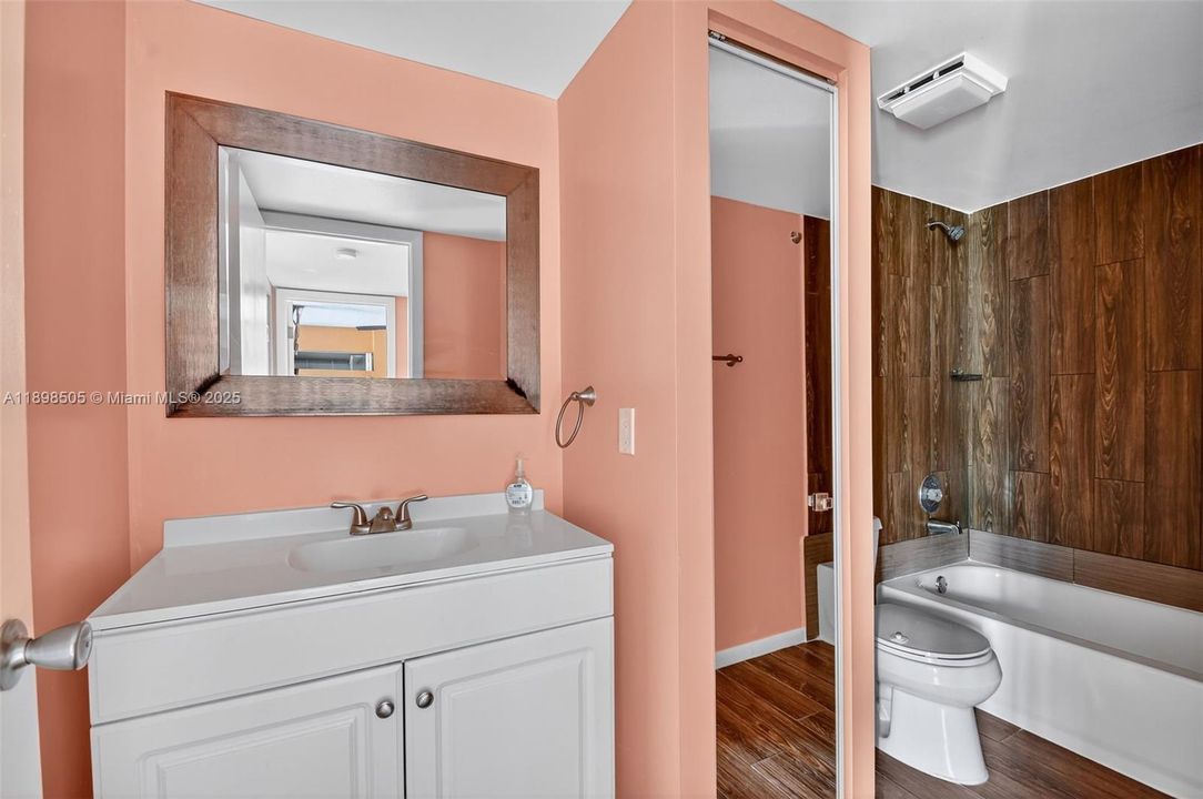 Recently Rented: $2,300 (2 beds, 2 baths, 1235 Square Feet)