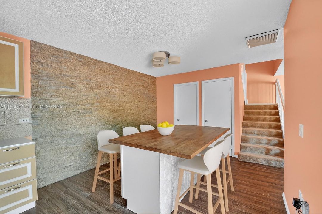 Recently Rented: $2,300 (2 beds, 2 baths, 1235 Square Feet)