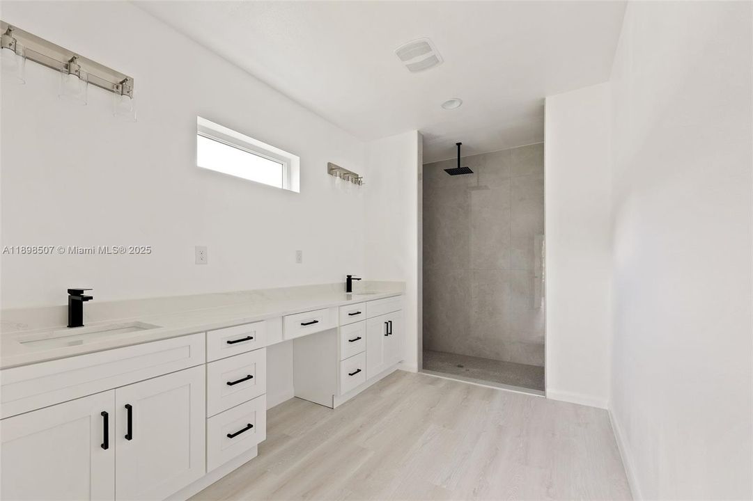 出租: $2,900 (4 贝兹, 3 浴室, 2155 平方英尺)